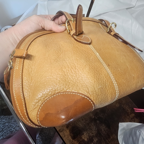 Elegant Tan Leather Handbag - Picture 8 of 13
